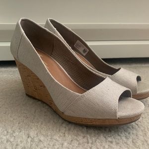 NWOT TOMS Stella Wedge Heels Size 9